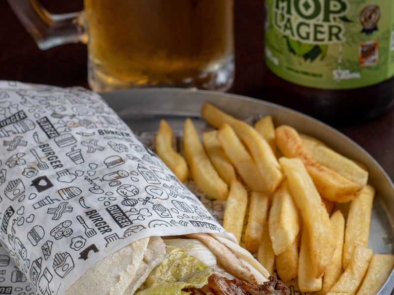 Combo Louvada Hop Lager 355ml e Kebab de Kafta — imagem ilustrativa