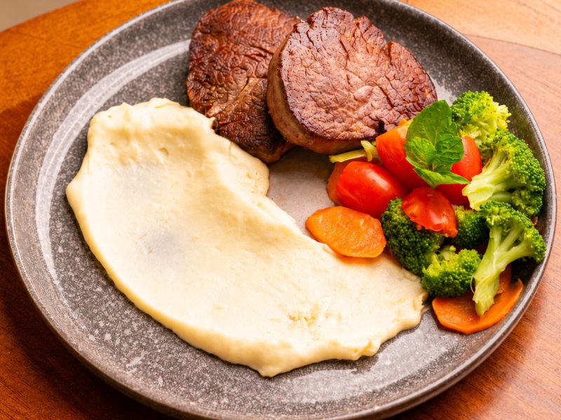 Filé com legumes e purê — imagem ilustrativa
