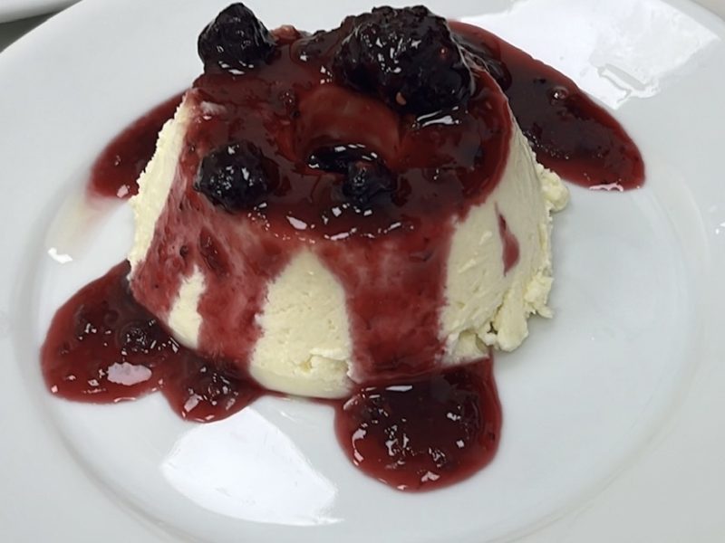Pudim de Cheesecake com calda de morango e frutas vermelhas — imagem ilustrativa